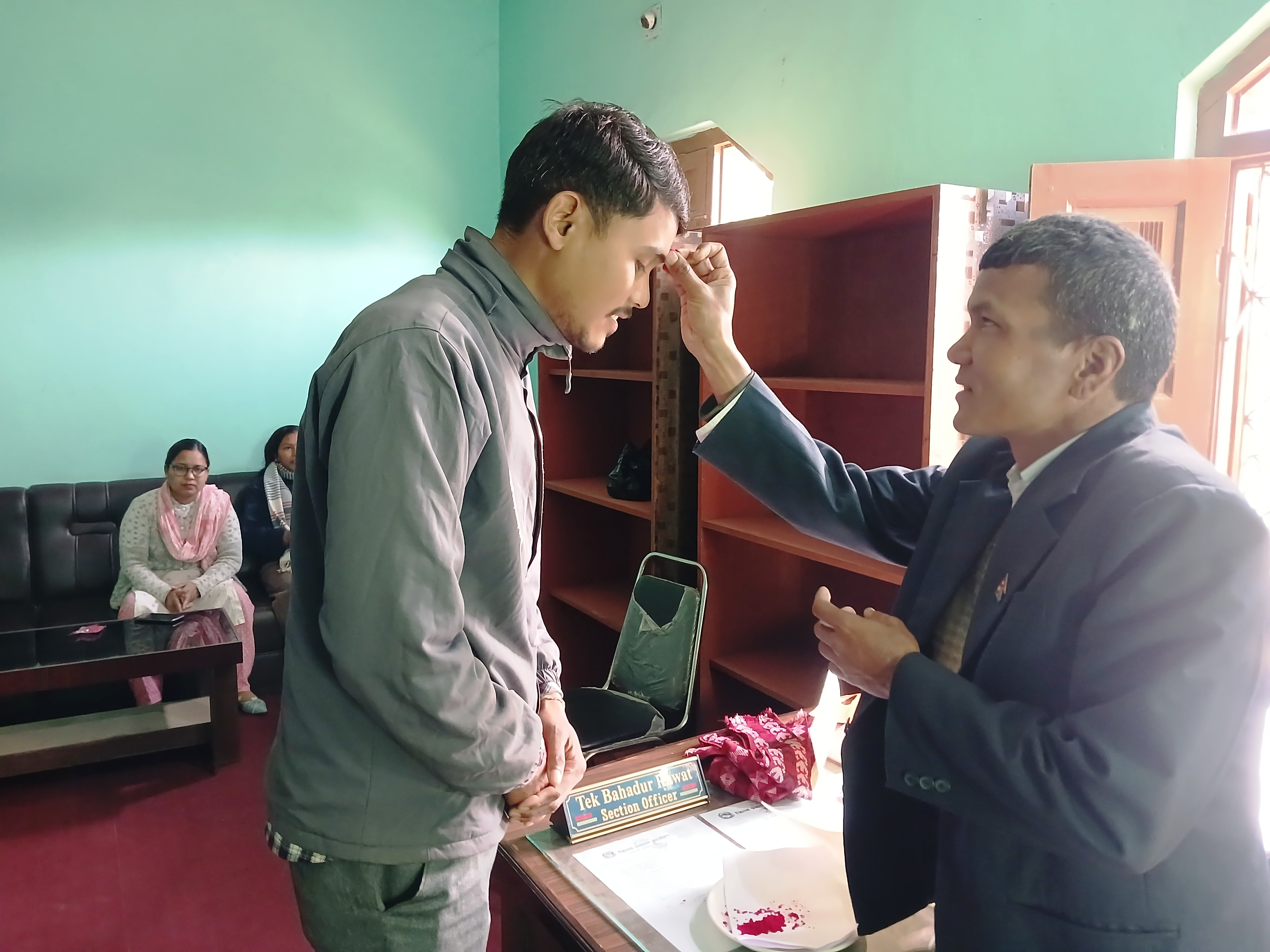 बिदाई भई जान लाग्नु भएका सहायक कम्प्युटर अपरेटर श्री अनिल चौधरी सरसँगको सामूहिक तस्विर।