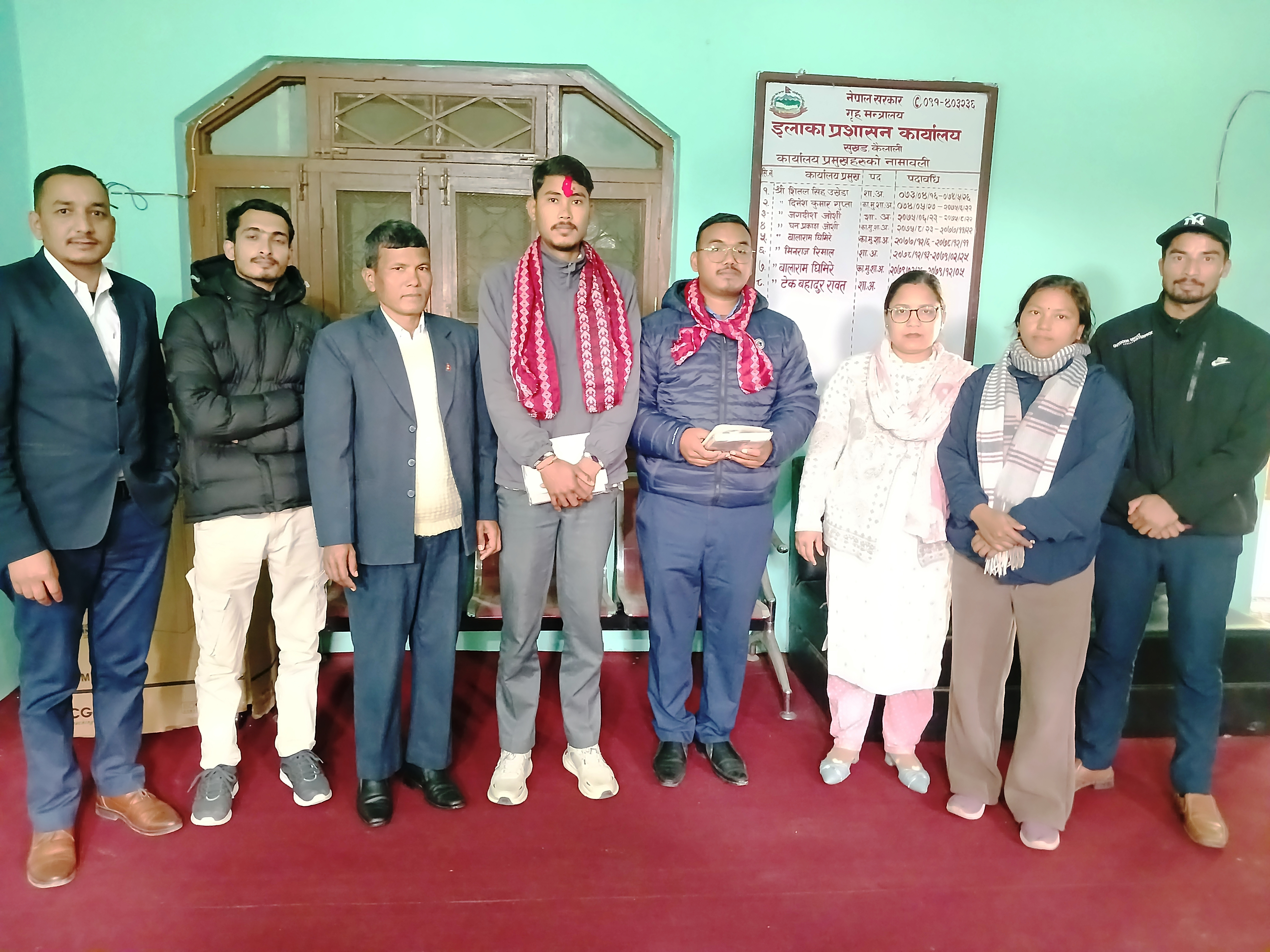 सहायक कम्प्युटर अपरेटरमा सिफारिस भई आउनुभएका श्री सुमन चौधरी सरसँगको सामूहिक तस्विर।